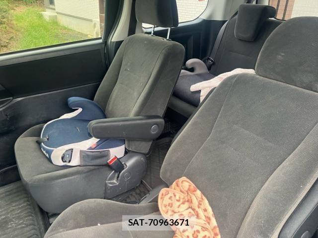 Toyota VOXY 2011-12 8832416-13