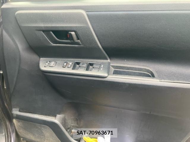 Toyota VOXY 2011-12 8832416-17