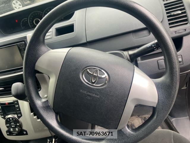 Toyota VOXY 2011-12 8832416-19