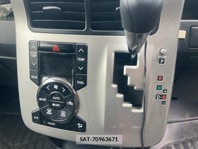 Toyota VOXY 2011-12 8832416-20