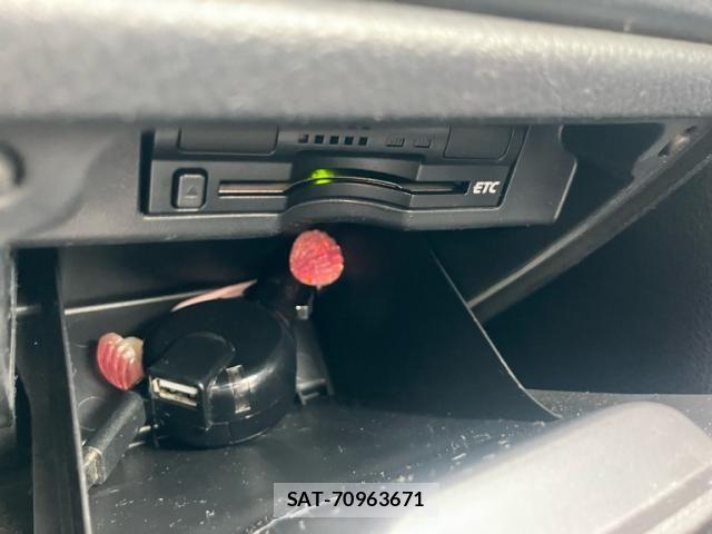 Toyota VOXY 2011-12 8832416-24