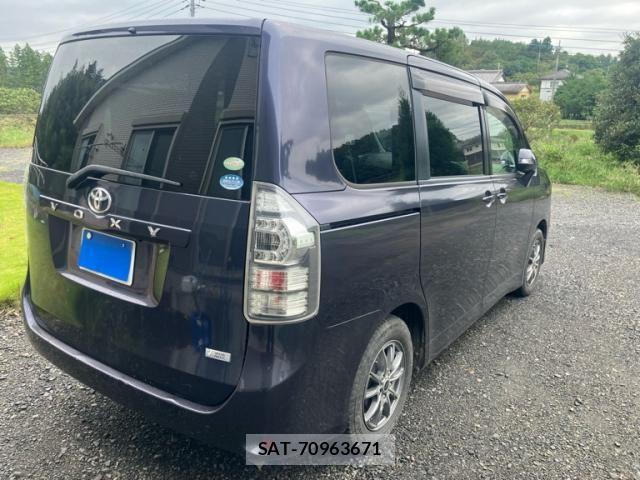 Toyota VOXY 2011-12 8832416-7