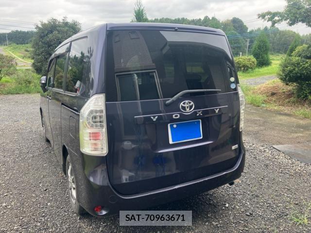 Toyota VOXY 2011-12 8832416-8