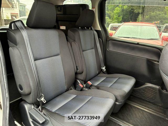 Toyota VOXY 2014-11 8832404-11