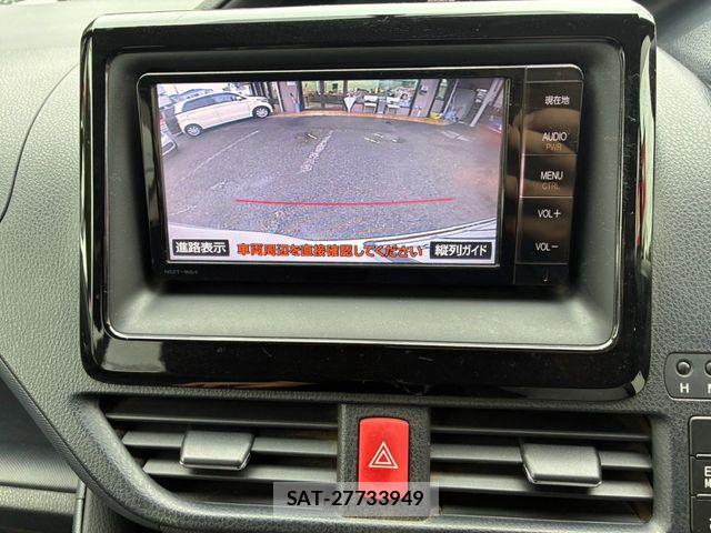 Toyota VOXY 2014-11 8832404-17