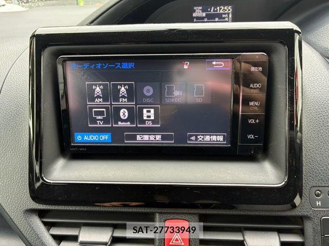 Toyota VOXY 2014-11 8832404-18