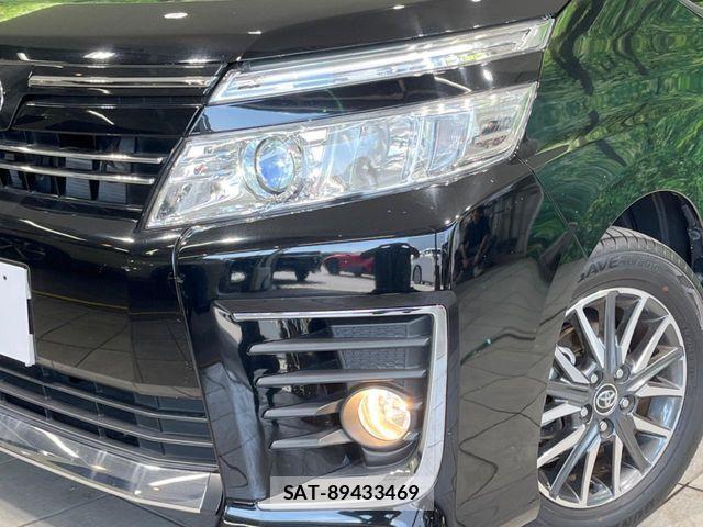 Toyota VOXY 2016-06 8832397-11