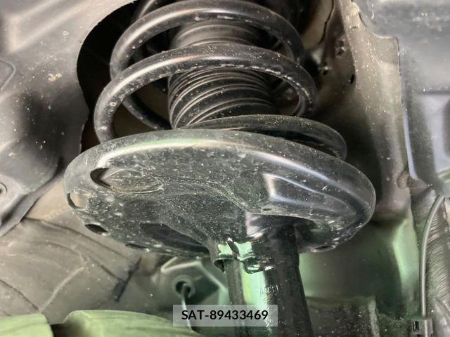 Toyota VOXY 2016-06 8832397-19