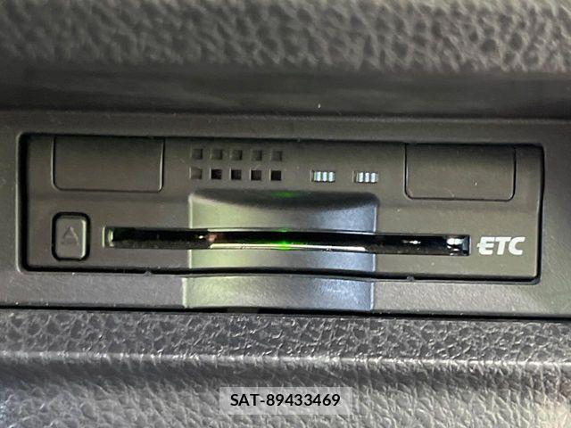 Toyota VOXY 2016-06 8832397-5