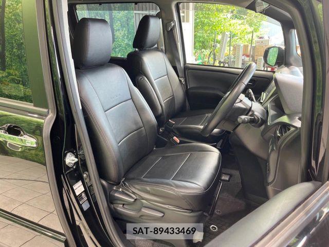 Toyota VOXY 2016-06 8832397-6