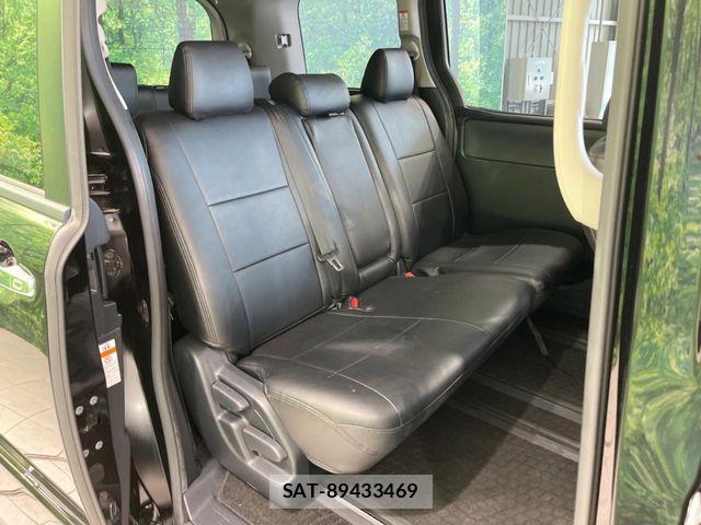 Toyota VOXY 2016-06 8832397-7