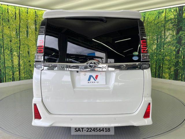Toyota VOXY 2019-08 8832396-16