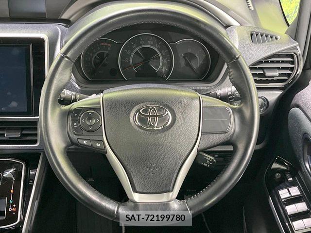 Toyota VOXY 2020-06 8832392-11