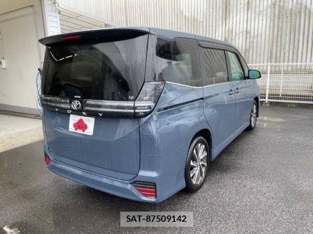 Toyota VOXY 2025-05 8832387-2