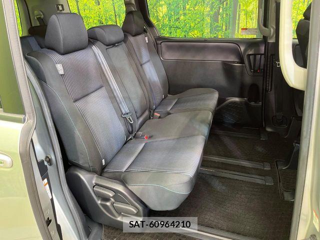 Toyota VOXY 2015-07 8832402-10