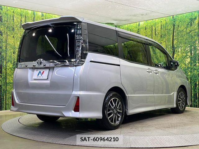 Toyota VOXY 2015-07 8832402-17