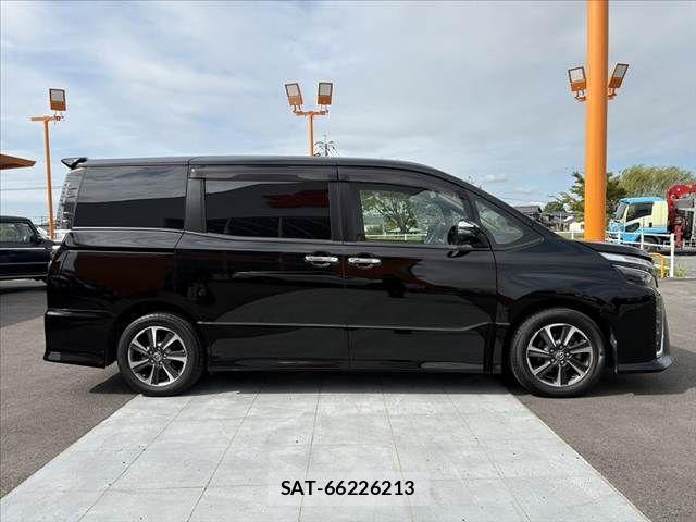 Toyota VOXY 2018-09 8832403-11