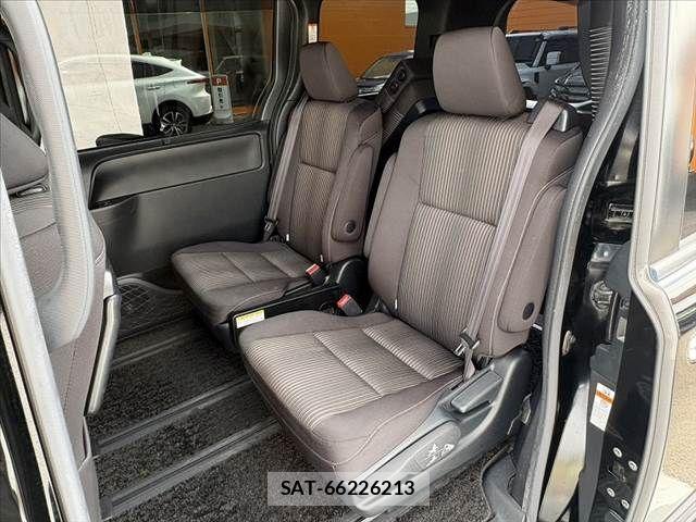 Toyota VOXY 2018-09 8832403-18
