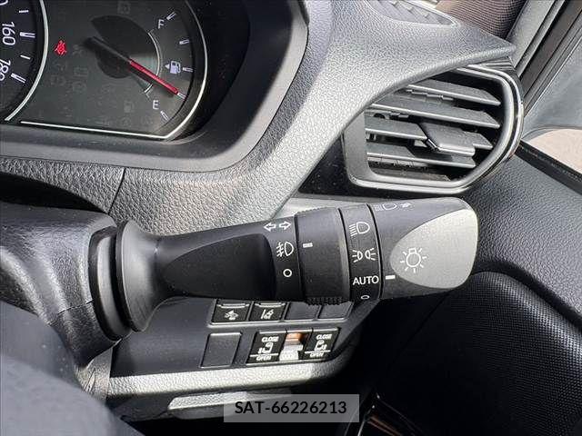 Toyota VOXY 2018-09 8832403-27