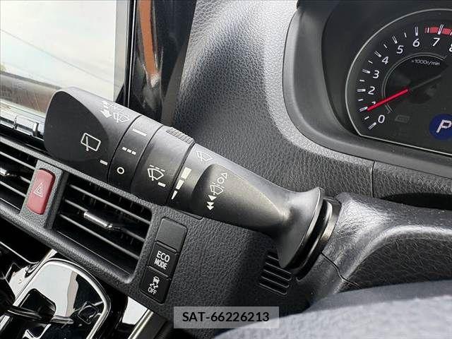 Toyota VOXY 2018-09 8832403-28