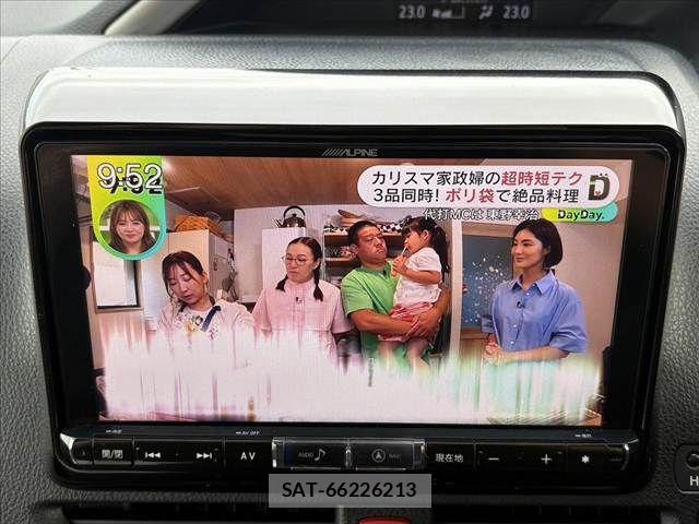 Toyota VOXY 2018-09 8832403-2