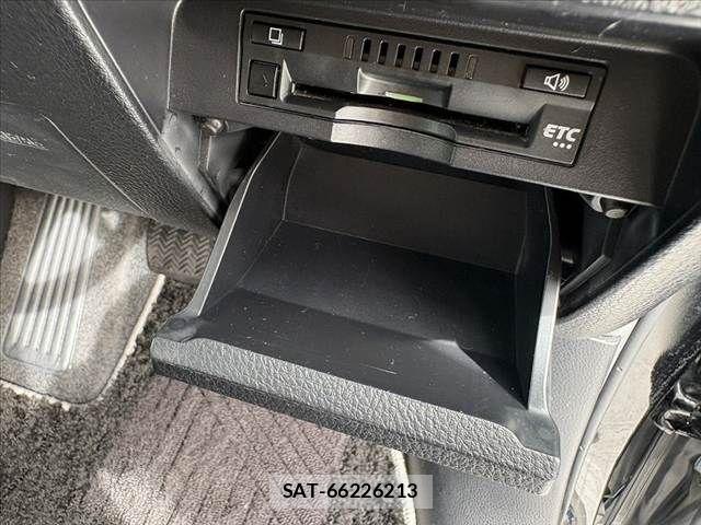 Toyota VOXY 2018-09 8832403-6