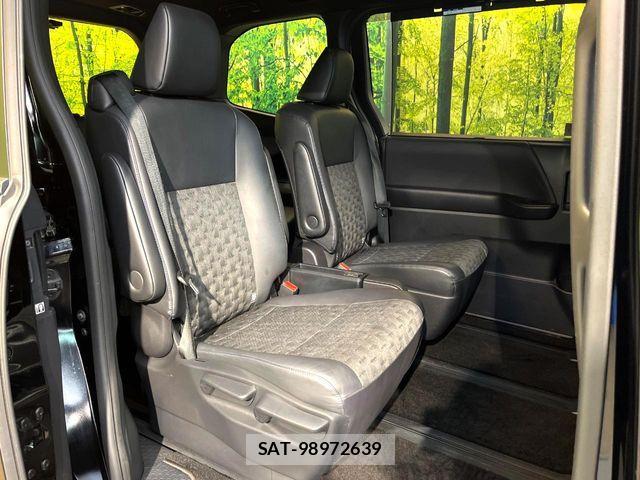 Toyota VOXY 2023-04 8832391-9