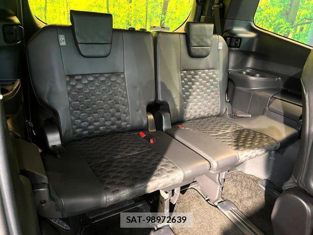 Toyota VOXY 2023-04 8832391-10