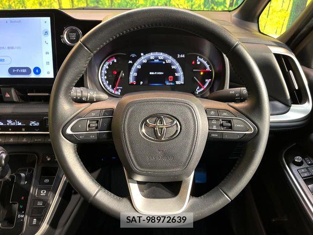 Toyota VOXY 2023-04 8832391-12