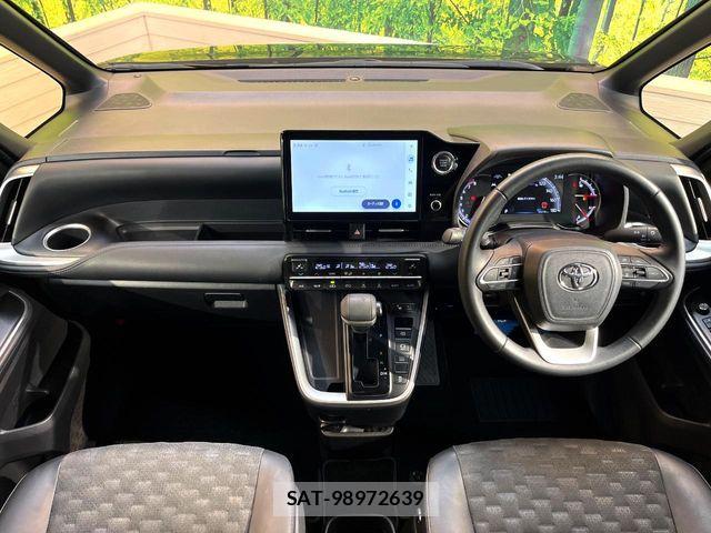 Toyota VOXY 2023-04 8832391-1