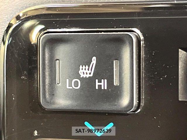 Toyota VOXY 2023-04 8832391-6
