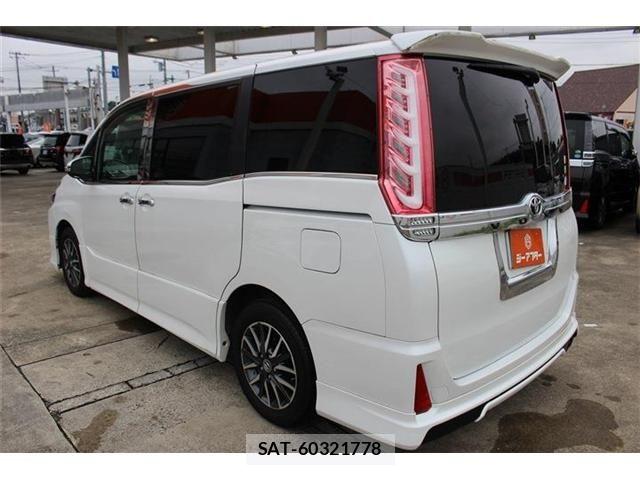 Toyota VOXY 2014-06 8832405-10