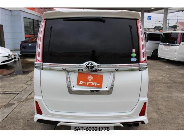 Toyota VOXY 2014-06 8832405-11