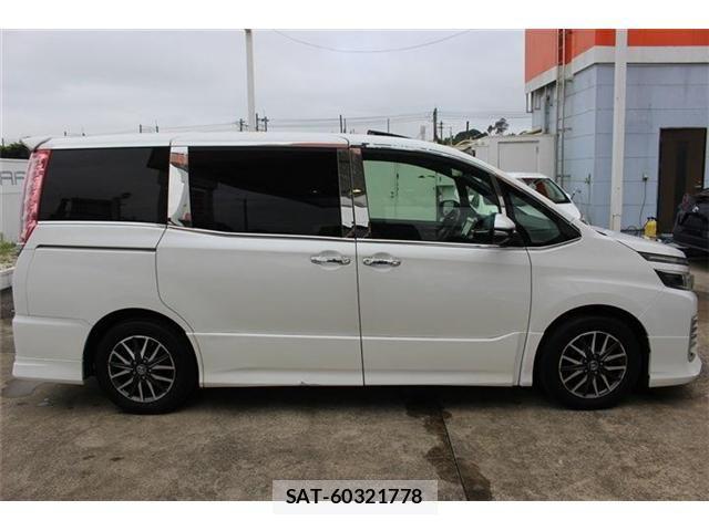 Toyota VOXY 2014-06 8832405-13