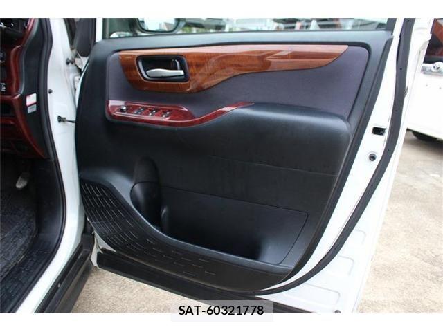 Toyota VOXY 2014-06 8832405-29
