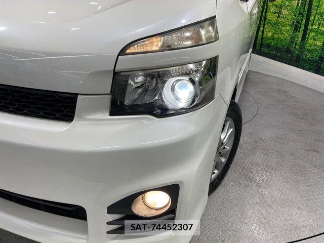 Toyota VOXY 2010-07 8832409-13