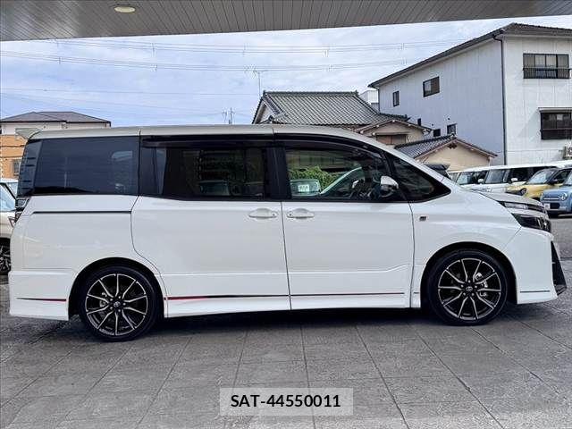 Toyota VOXY 2019-07 8832398-10