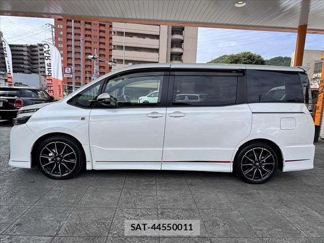 Toyota VOXY 2019-07 8832398-11
