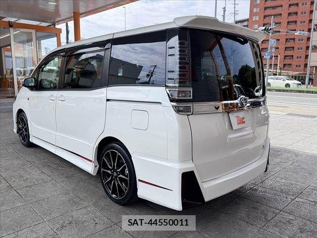 Toyota VOXY 2019-07 8832398-12