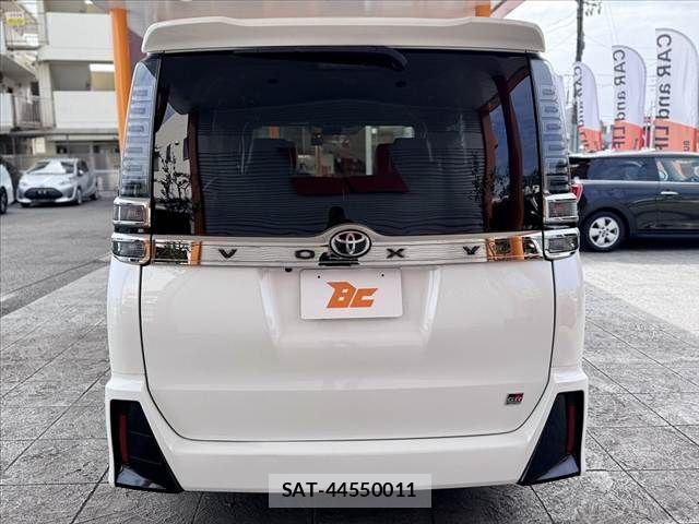 Toyota VOXY 2019-07 8832398-13