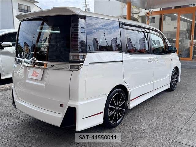 Toyota VOXY 2019-07 8832398-14