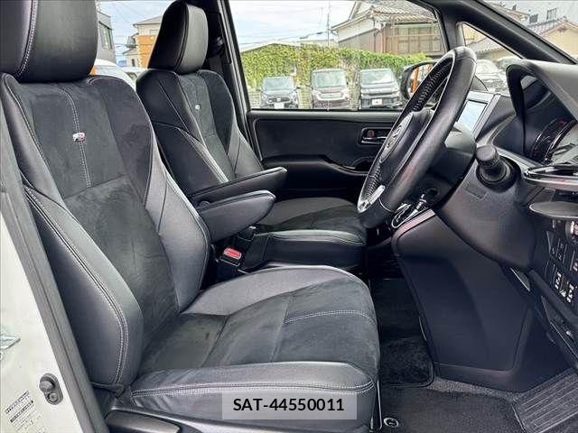 Toyota VOXY 2019-07 8832398-15