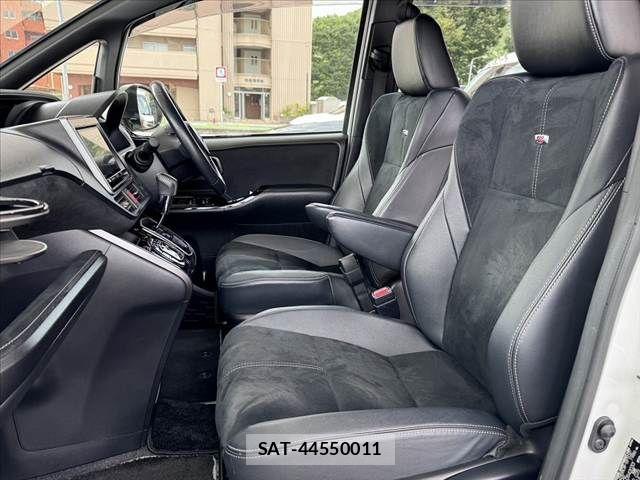 Toyota VOXY 2019-07 8832398-16