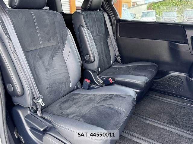 Toyota VOXY 2019-07 8832398-17
