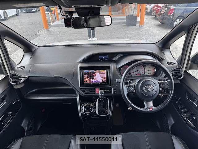 Toyota VOXY 2019-07 8832398-1