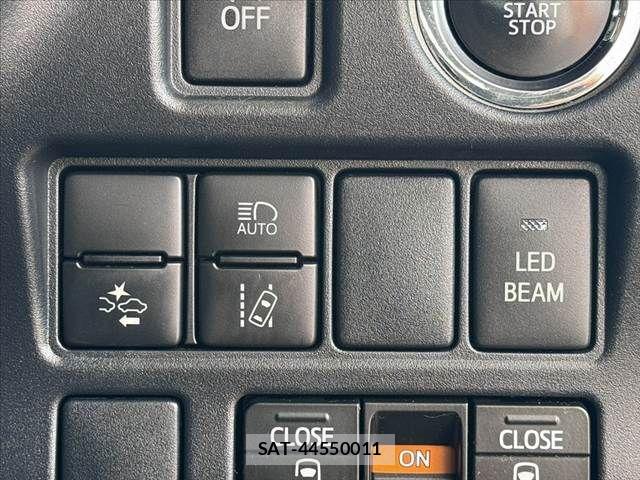 Toyota VOXY 2019-07 8832398-25