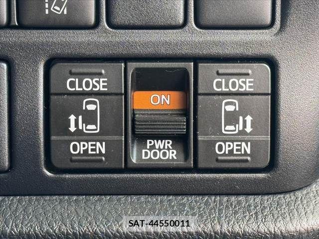 Toyota VOXY 2019-07 8832398-27