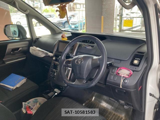 Toyota VOXY 2013-02 8832411-5