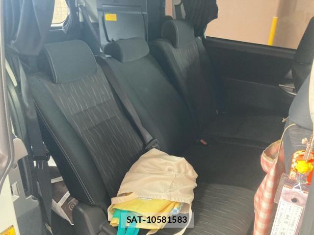 Toyota VOXY 2013-02 8832411-6