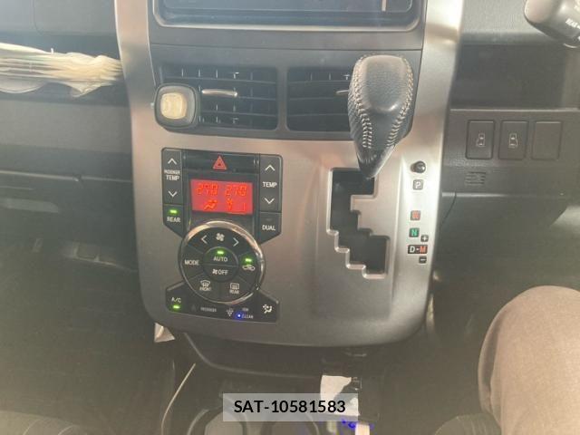 Toyota VOXY 2013-02 8832411-12